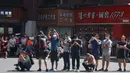 Warga dan wartawan berkumpul ketika pihak berwenang China mengamankan Konsulat Amerika Serikat di Chengdu, Senin (27/7/2020). Para diplomat Amerika Serikat meninggalkan konsulat AS di Kota Chengdu, menyusul keputusan Beijing untuk menutup kantor tersebut. (AP Photo/Ng Han Guan)
