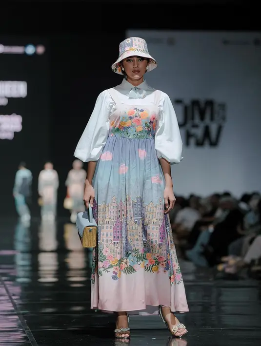 Pesona khas gadis Italia terlihat jelas di penampilan Lulu Zaharani. Ia mengenakan shirt dress balloon sleeve yang dilayer dengan dress sleeveless bermotif perkotaan [@officialputeriindonesia]