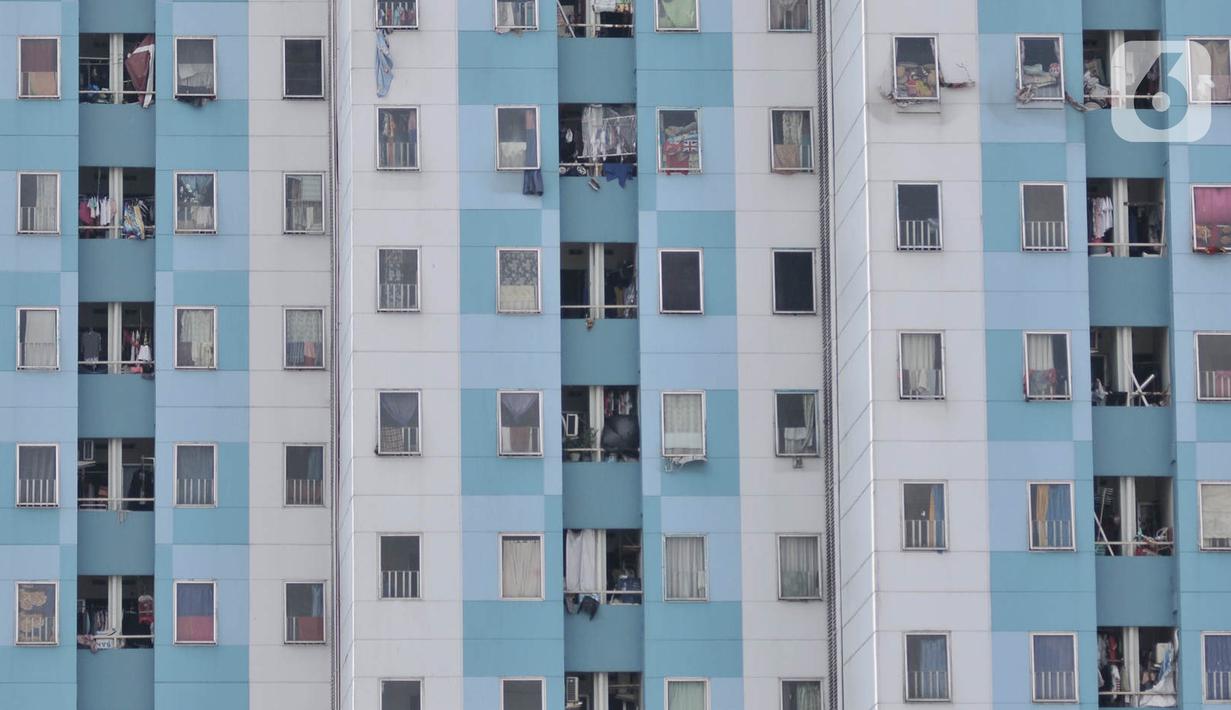 Aktivitas penghuni Rusunawa Jatinegara Barat, Jakarta, Minggu (3/5/2020) Pemprov DKI Jakarta berencana membebaskan uang retribusi atau tarif rusunawa karena banyaknya penghuni yang tidak mampu membayar sewa akibat kesulitan ekonomi di tengah pandemi COVID-19. (merdeka.com/Iqbal S. Nugroho)