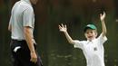 Pegolf Amerika Serikat, Webb Simpson dan putranya, James bereaksi saat hari terakhir mengikuti latihan untuk turnamen golf Masters 2018 di Augusta, Georgia, Rabu (4/4). (AP Photo/Matt Slocum)