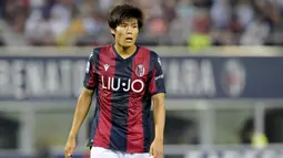 2. Takehiro Tomiyasu (Bologna) - Pemain berusia 22 tahun ini merupakan bek pilihan utama Sinisa Mihajlovic di Bologna. Pemain berpaspor Jepang itu memiliki harga 16,2 juta poundsterling atau sekira Rp315 miliar.  (AP/Marco Vasini)