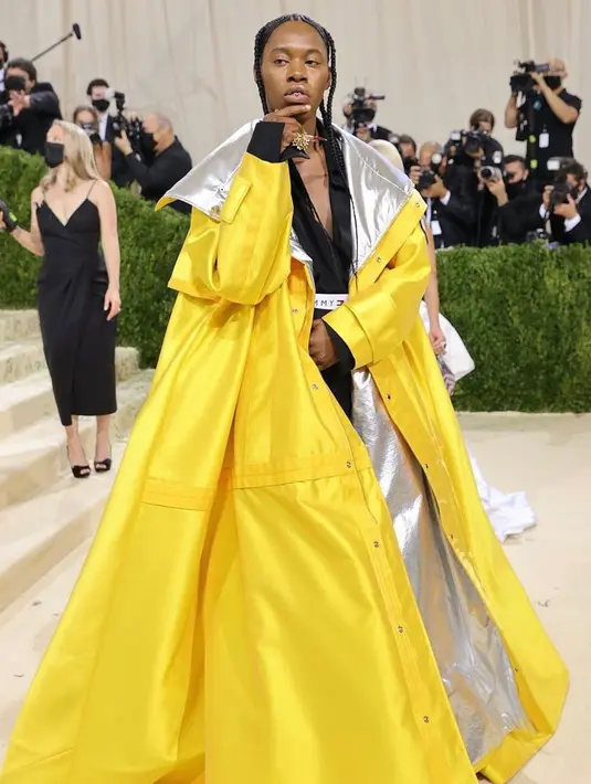 Aktor Jeremy O. Harris tampil nyeleneh di Met Gala 2021 dengan menggunakan long coat berpotongan seperti ball gown rancangan Tommy Hilfiger. Kepada WWD, Jeremy mengungkapkan penampilannya tersebut terinspirasi dari penyanyi Aaliyah. (Instagram/jeremyoharris).