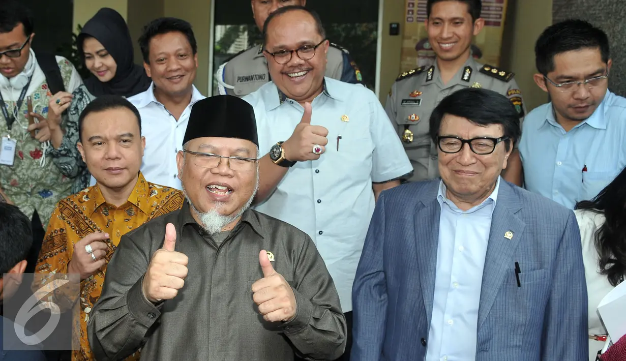 Ketua MKD, Surahman menyapa awak media usai bertemu Kapolda di Jakarta, Senin (1/3). Tujuan MKD mengklarifikasi penahanan terhadap anggota Komisi IV dari Fraksi PPP Fanny Safriansyah atau Ivan Haz. (Liputan6.com/Johan Tallo)