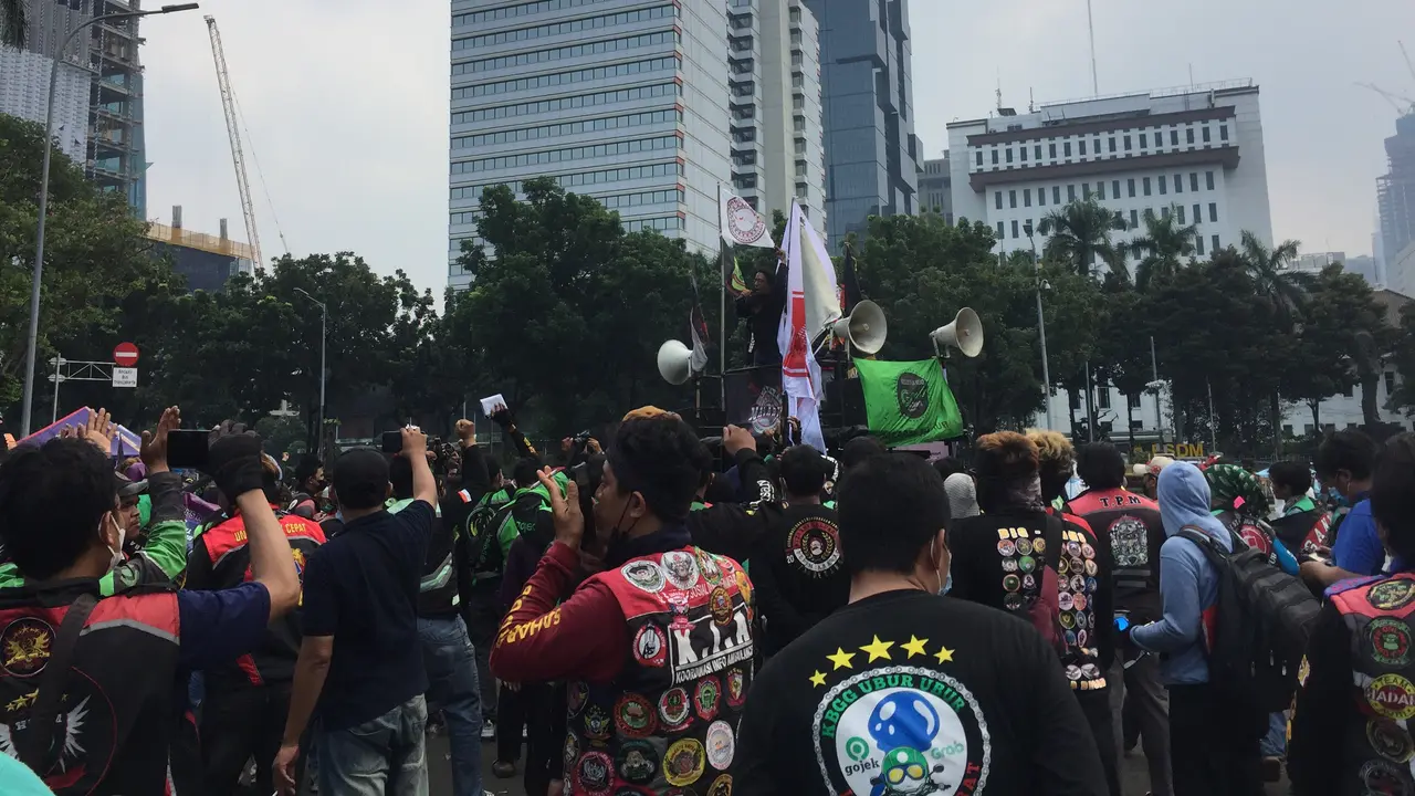 Ratusan pengendara ojek online (ojol) menggelar demo di Patung Kuda, Jakarta Pusat, Rabu (5/1/2022)