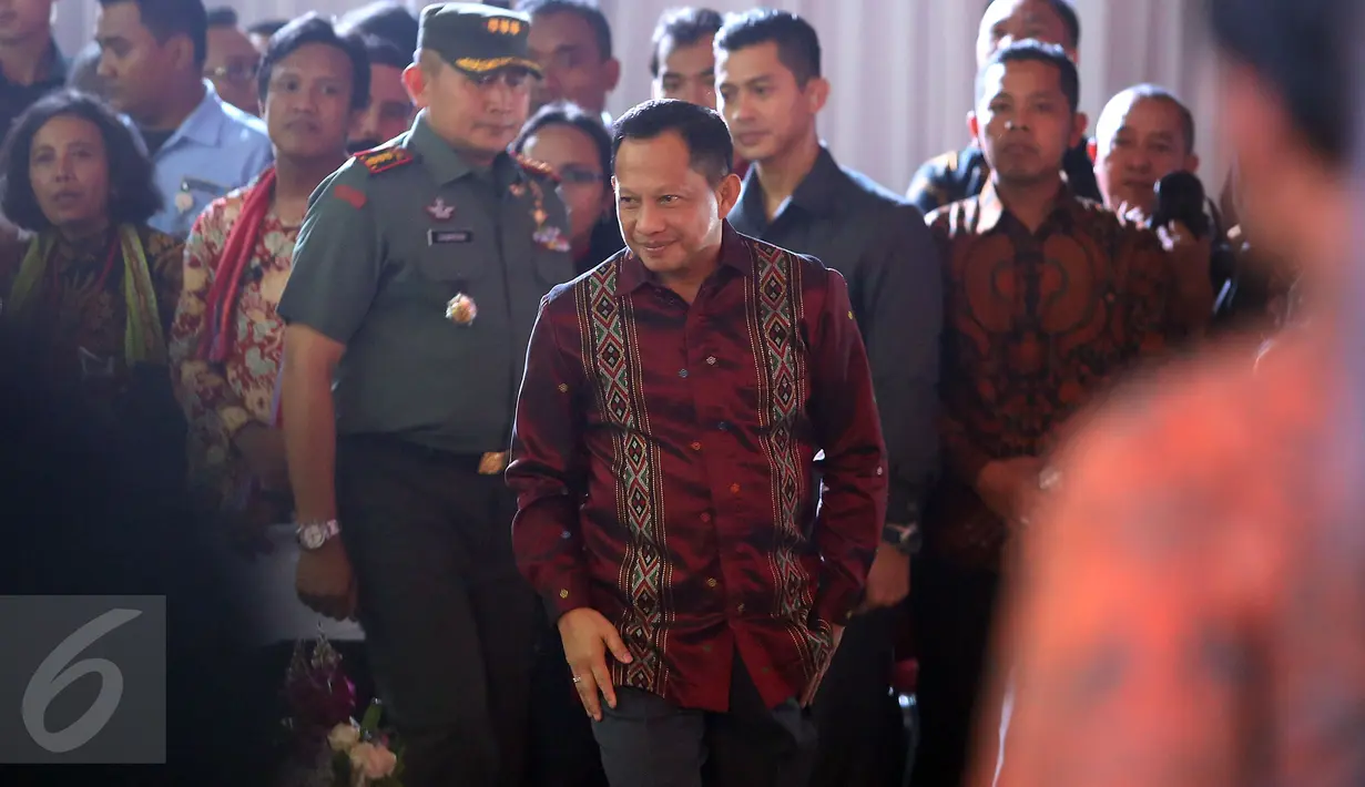 Kapolri Jenderal Tito Karnavian saat menghadiri acara Hari Raya Natal dan Tahun Baru 2017 di Kompleks Parlemen Senayan, Jakarta, Jumat (27/01). (Liputan6.com/Johan Tallo)