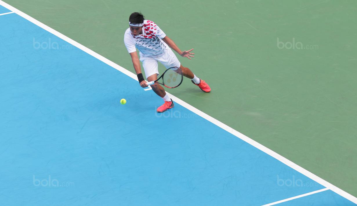 Gaya David Agung Susanto mengembalikan bola kearah petenis Filipina pada Piala Davis 2018 grup dua Asia/Oceania di Senayan, Jakarta, Sabtu (4/2/2018). Alberto menang 6-3, 6-4. (Bola.com/Nick Hanoatubun)