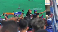 Aksi Aremania saat nobar di luar Stadion Kanjuruhan, Kabupaten Malang. (Bola.com/Iwan Setiawan)