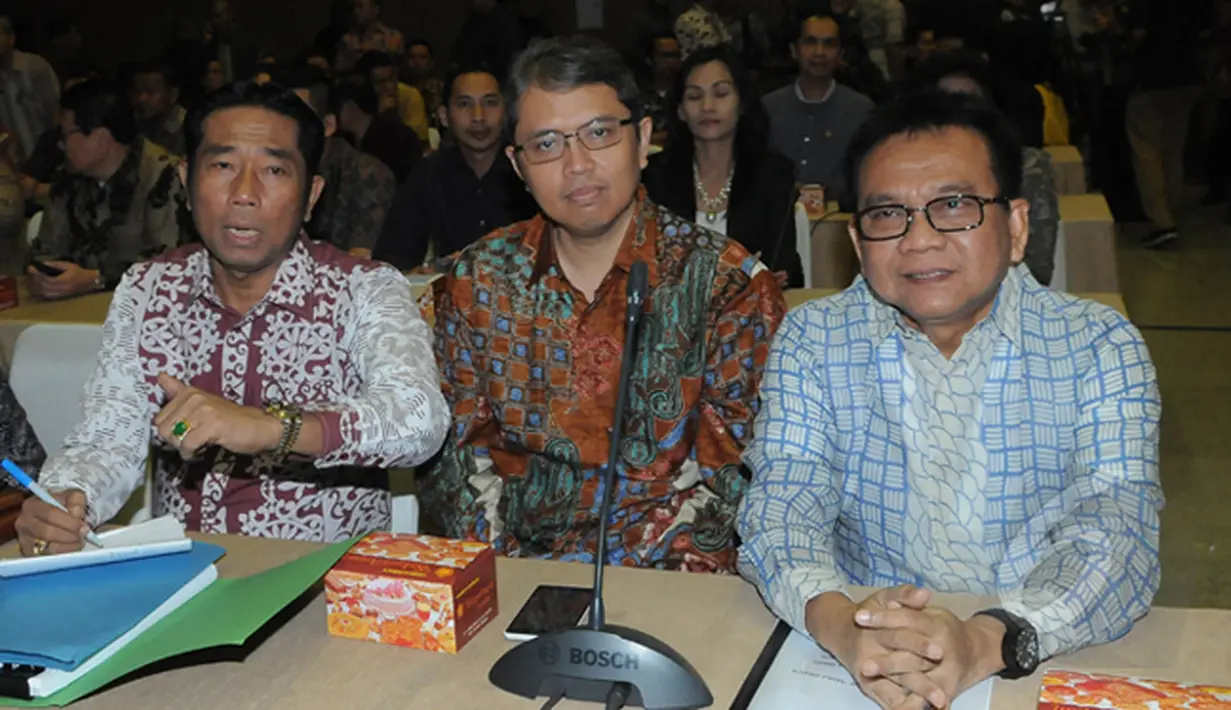 Wakil Ketua DPRD DKI Jakarta, Abraham Lunggana (kiri) saat menghadiri saat rapat mediasi dan Klarifikasi Mengenai Evaluasi RAPERDA/APBD DKI Jakarta Tahun 2015 di Gedung Kemendagri, Jakarta, Kamis (5/32015). (Liputan6.com/Herman Zakharia)