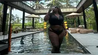 Lizzo sedang liburan di Bali (https://www.instagram.com/p/C_ELsVfh7K3/?img_index=1)