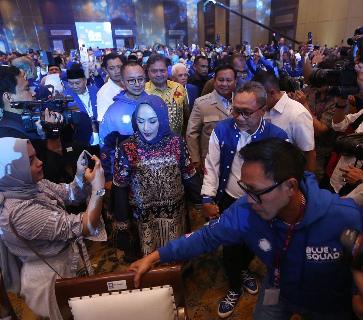 Sejumlah elite politik hadir pada peringatan HUT ke 25 Partai Amanat Nasional (PAN) yang digelar di Hotel Sultan, Jakarta Pusat pada Senin (28/8/2023) malam ini.<br><br>Mereka disambut hangat dan istimewa dengan duduk di kursi VIP HUT PAN di Hotel Sultan.