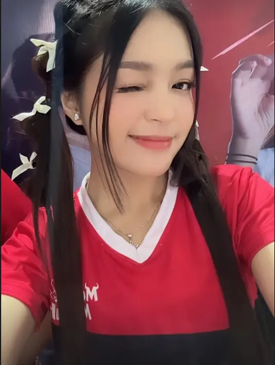 Eca pun juga menggunakan pita bukan untuk kepang rambut. Melainkan sebagai sentuha manis pada gaya rambut double ponytail yang diaplikasikan [@elsaajapasal]