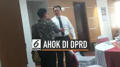 Basuki Tjahaja Purnama alias Ahok terlihat menghadiri acara pelantikan anggota DPRD DKI 2019-2024. Mantan staf Ahok, Ima Mahdiah berhasil lolos ke DPRD DKI melalui PDIP.