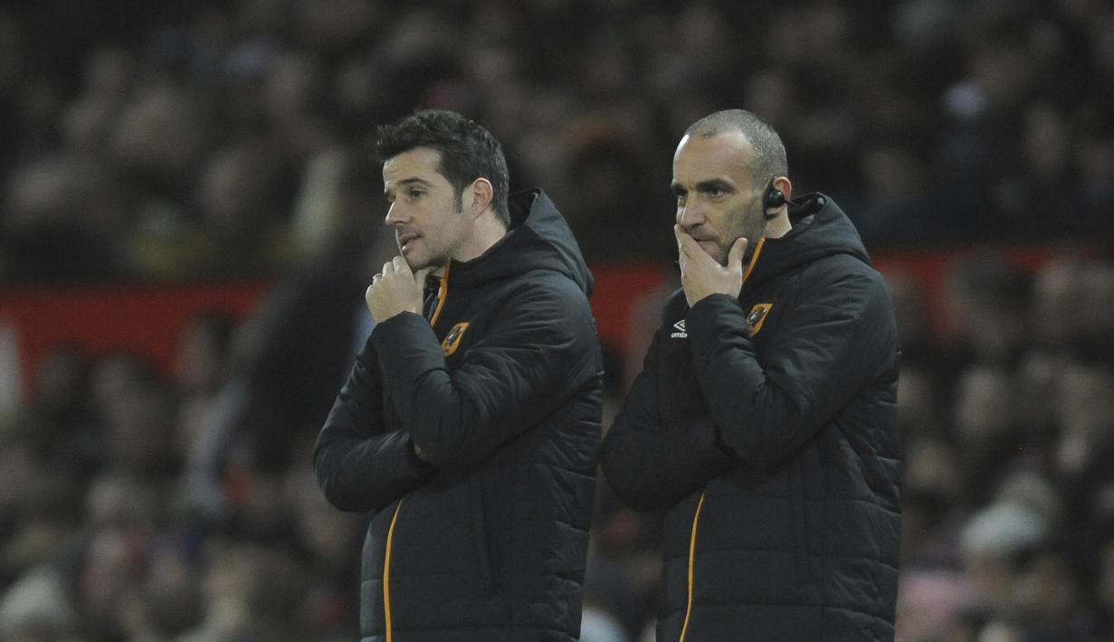 Ekspresi pelatih Hul City, Marco Silva kiri) dan asistennya saat menyaksikan permainan timnya melawan Machester United pada laga semifinal leg pertama PIala Liga Inggris di Old Trafford stadium, Manchester, (10/1/2017). MU menang 2-0. (AP/Rui Vieira)