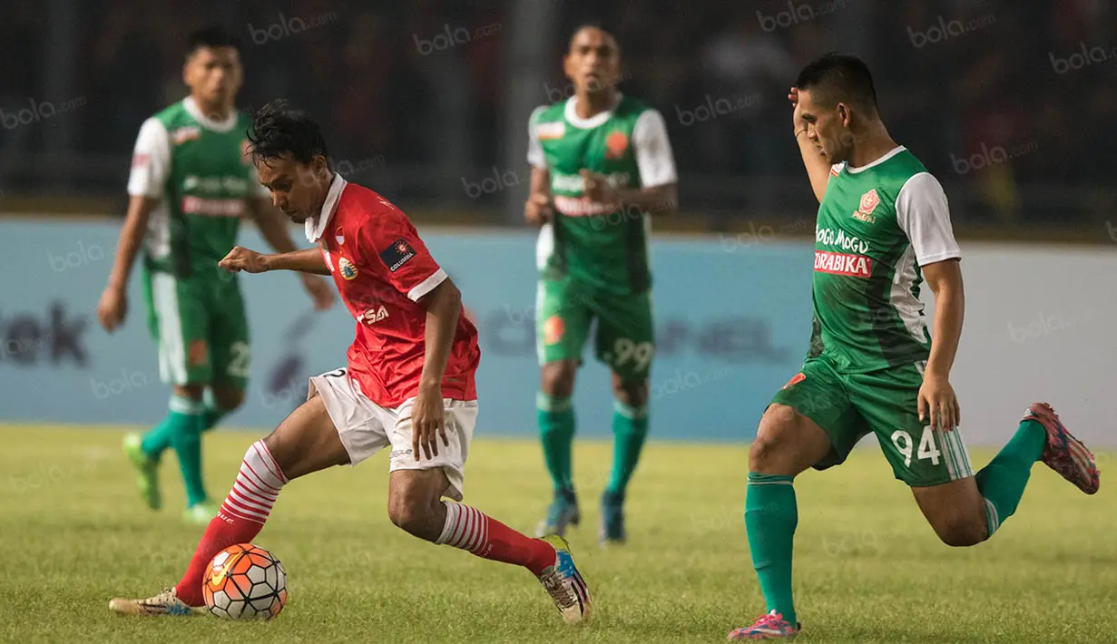 Gelandang Persija, Ade Jantra, berusaha melewati gelandang PS TNI, Iman Fathurohman, pada laga Torabika Soccer Championship 2016 di SUGBK, Jakarta, Jumat (11/6/2016). Persija berhasil menang 1-0 atas PS TNI. (Bola.com/Vitalis Yogi Trisna)