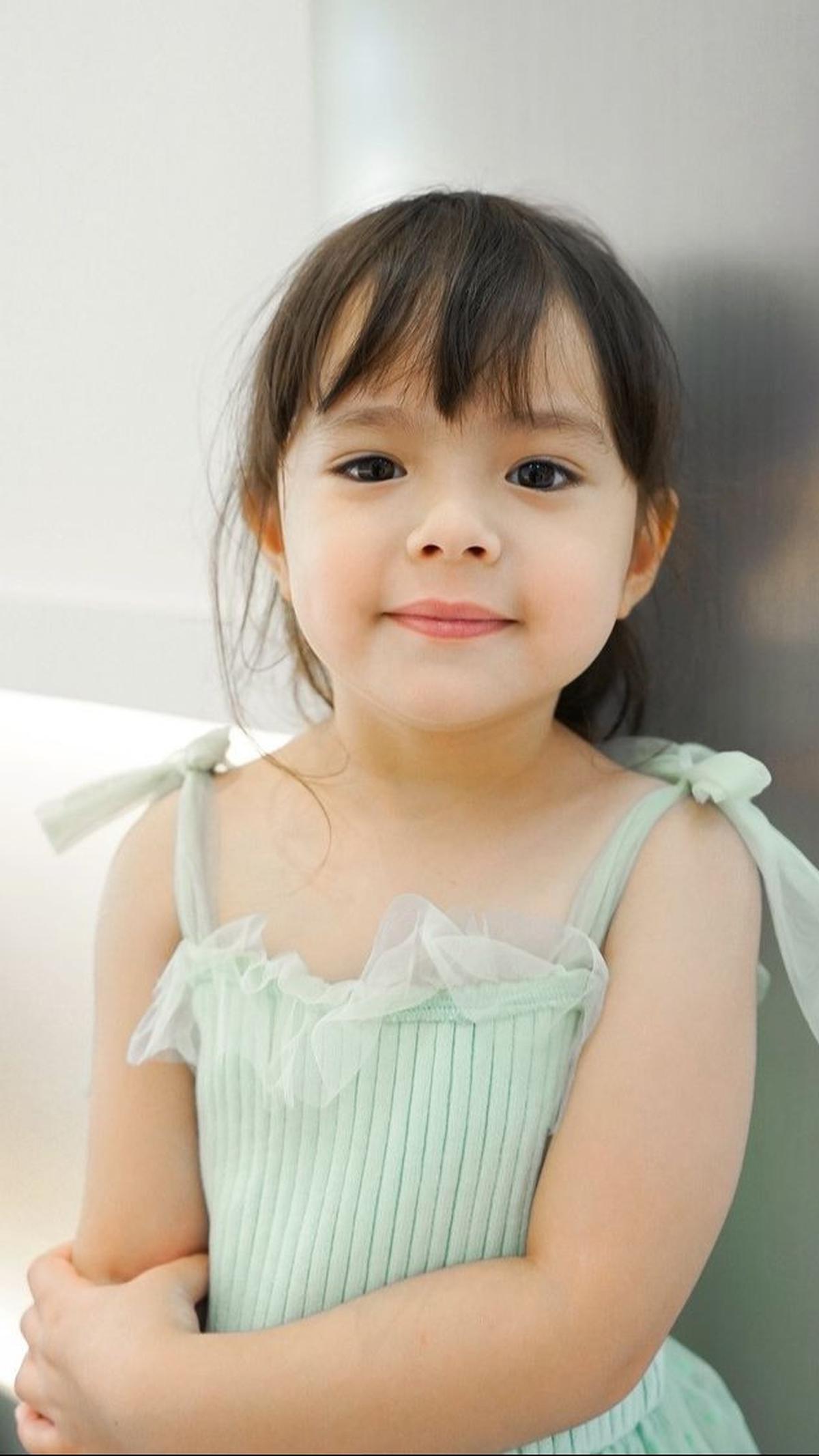 Pesona Chloe benar-benar terpancar saat ia mengenakan dress hijau mint ini. Cute banget, bukan?