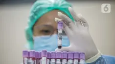 Petugas medis menunjukkan Tes serologi COVID-19 di RS Siloam Kebon Jeruk, Jakarta, Selasa (11/8/2020). Tes serologi antibodi SARS-CoV-2 berbasis lab adalah tes untuk mendeteksi antibodi baik Imunoglobulin M (IgM) dan Imunoglobulin G (IgG) terhadap SARS-CoV-2 dalam darah. (Liputan6.com/Faizal Fanani)