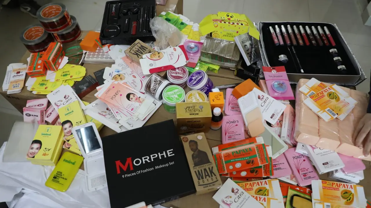 Temuan produk kosmetik ilegal yang ditemukan di empat pabrik kosmetik ilegal di Jakarta Barat. (Foto: Humas BPOM)