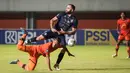 Arema FC memulai babak kedua dengan agresivitas yang cukup tinggi setelah berhasil unggul 1-0 pada babak pertama. Hasilnya, hanya dalam kurun waktu 11 menit sejak babak kedua dimulai, Singo Edan berhasil menggandakan keunggulan. (Bola.com/Bagaskara Lazuardi)