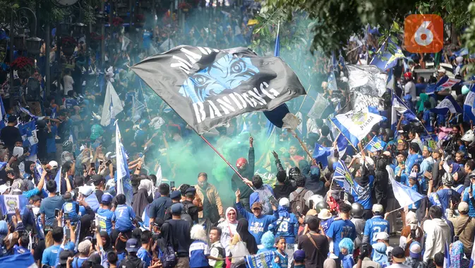 Koreo Suporter Persib di Laga Pembuka Piala Presiden 2025: Pamer 4 Bintang, Bawa Semua Pialanya ke Bandung