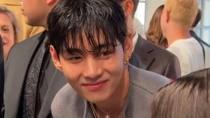 V BTS Guncang Paris: Gaya Ikonik, Hollywood Menanti!