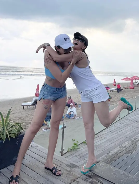 <p>Meski sama-sama sudah dewasa dan jadi ibu, nyatanya Nikita Mirzani dan Fitri Salhuteru tetap mempunyai hubungan persahabatan yang seru. (FOTO: instagram.com/fitri_salhuteru/)</p>