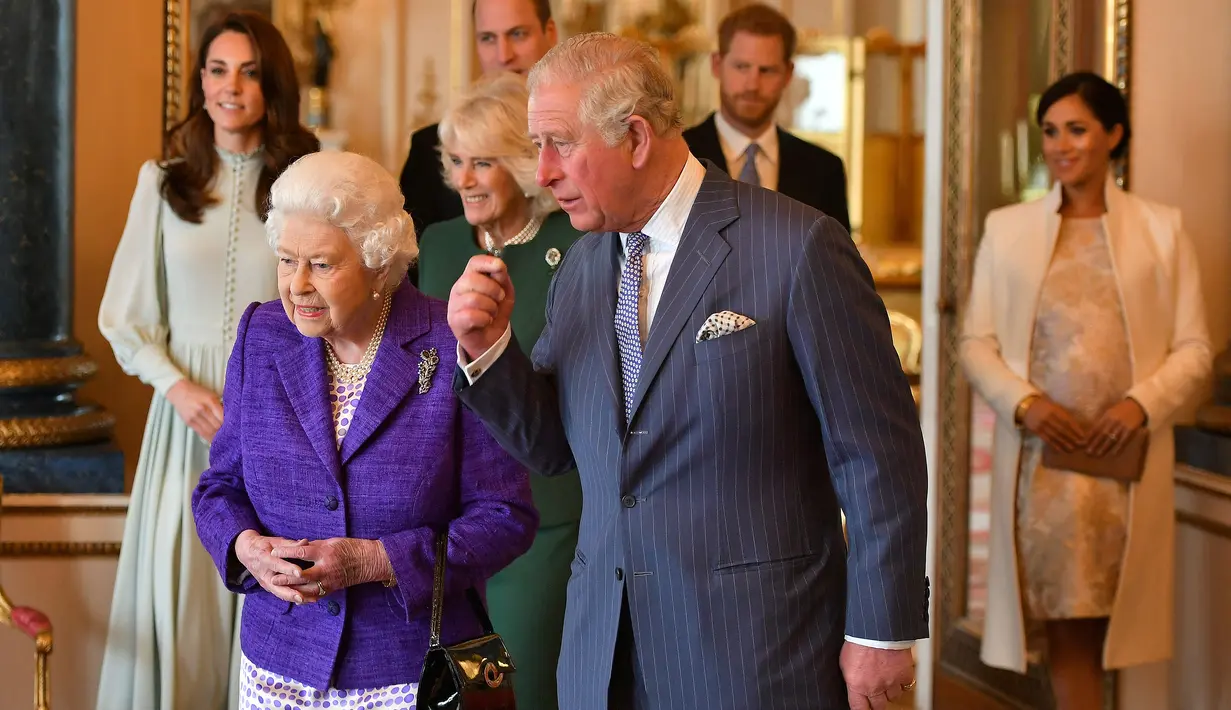 Dalam file foto ini diambil pada 05 Maret 2019 Pangeran Charles berjalan bersama ibunya, Ratu Inggris Elizabeth II selama resepsi untuk memperingati 50 tahun penobatan Pangeran Wales di Istana Buckingham di London. (Dominic Lipinski / POOL / AFP)