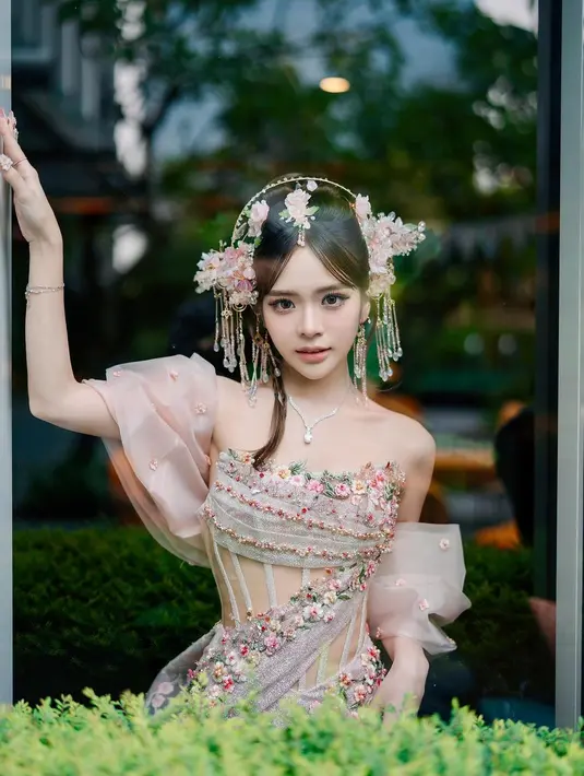 Kabar bahagia datang dari Cindy Yuvia alias Yuvi. Eks member JKT48 itu kini resmi dilamar kekasihnya, David. [@cindyyuvia].