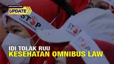 Dokter dan unsur tenaga kesehatan lainnya menggelar aksi damai penolakan RUU Kesehatan Omnibus Law pada Senin, 8 Mei 2023. Pasalnya, RUU ini dinilai berpotensi memperlemah perlindungan dan kepastian hukum bagi perawat dan masyarakat serta berpotensi ...