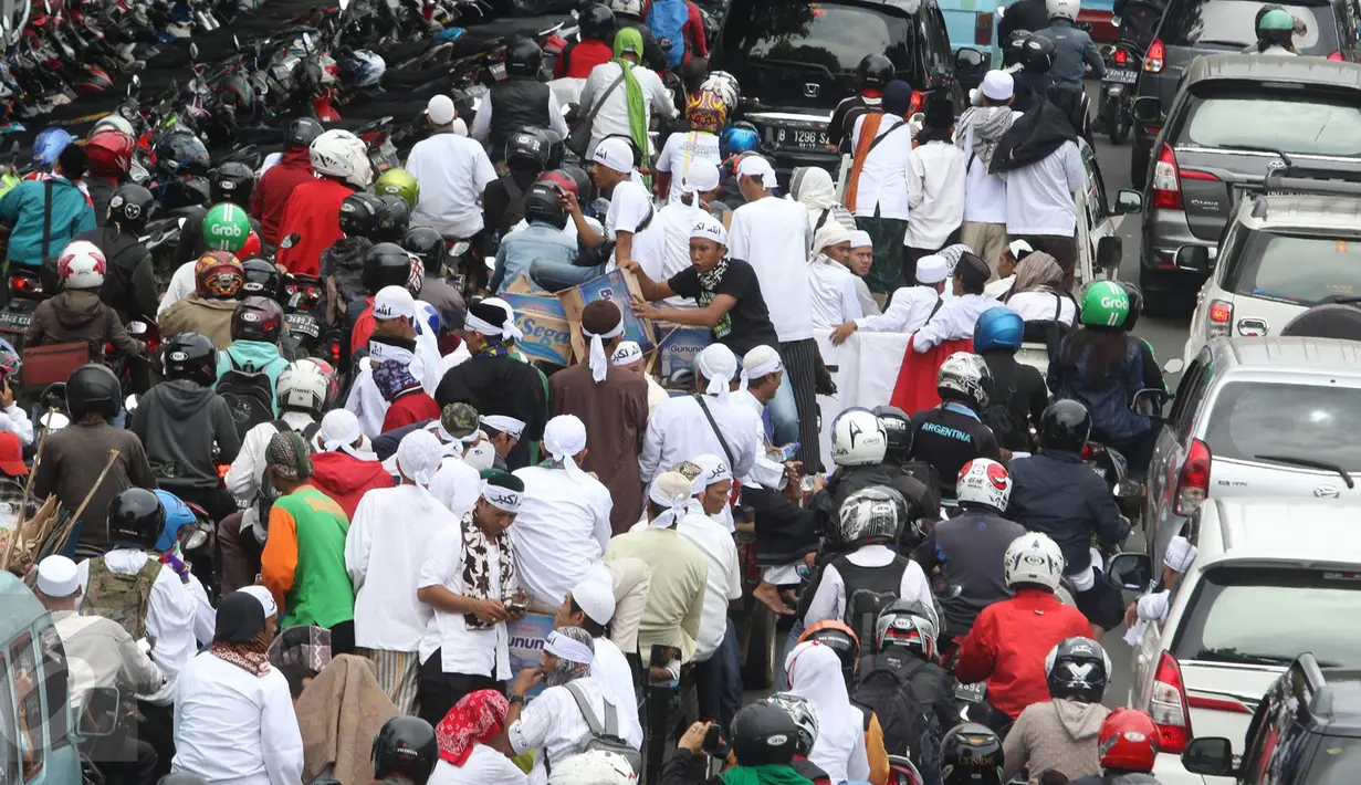 Massa demo 2 Desember saat terjebak macet di Jalan Salemba Raya, Jakarta, Jumat (2/12). Tingginya mobilisasi massa yang akan mengikuti Aksi 2 Desember mengakibatkan sejumlah ruas jalan menuju Monas macet total. (Liputan6.com/Immanuel Antonius)