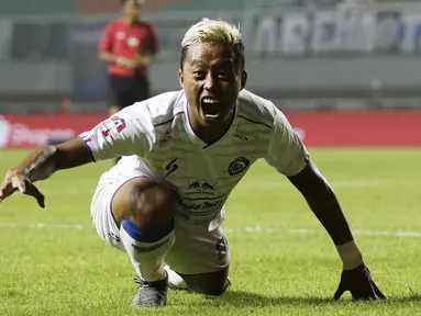 Striker Arema FC, Kushedya Hari Yudo, melakukan selebrasi seperti Singa usai membobol gawang Tira Persikabo pada laga Shopee Liga 1 di Stadion Pakansari, Bogor, Senin, (2/3/2020). (Bola.com/M Iqbal Ichsan)