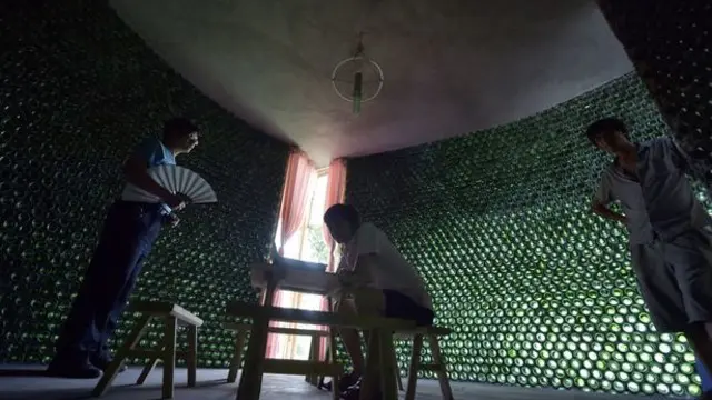 Rumah Ini Terbuat Dari Ribuan Botol Bekas