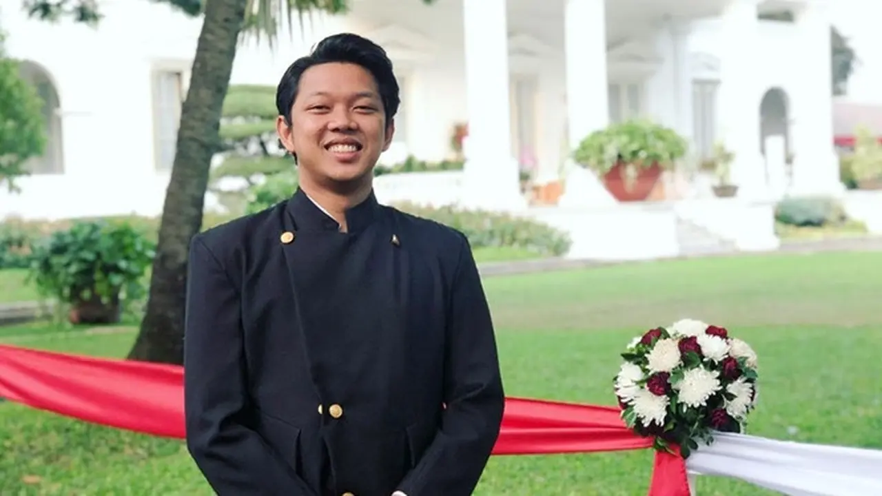 7 Potret Bayu Skak dalam Busana Tradisional Hingga Batik, Bangga Jadi Anak Indonesia