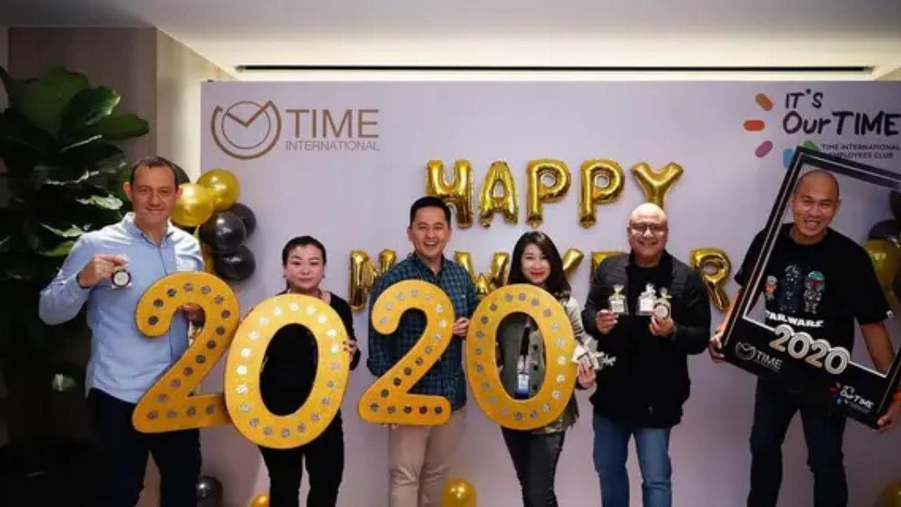 7 Potret Irwan Mussry Bareng Tim Kerjanya, Penuh Kekompakan dan Kehangatan