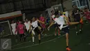  Beberapa artis melakukan pemanasan saat mengikuti olahraga futsal, Jakarta, Sabtu (4/7/2015). Mantan pemain timnas, Rocky Putiray menjadi pelatih mereka dalam kegiatan tersebut. (Liputan6.com/Faisal R Syam)