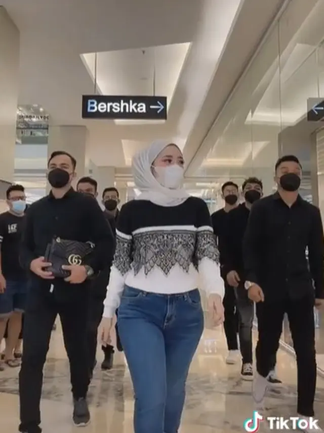 Takut Haters, Viral Wanita Ini Selalu Dilindungi 9 Bodyguard saat Pergi