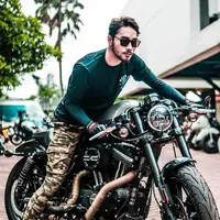 Seolah motor sudah menjadi bagian dari hidupnya, Achmad Megantara banyak berbagi momen saat mengendai sepeda motor. Mengendarai motor Harley Davidson, Achmad Megantara hanya mengenakan long sleeve shirt yang dipadukan dengan army pants.