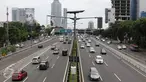 Kendaraan melintasi Jalan Gatot Subroto, Jakarta, Senin (12/12). Hari libur memperingati Maulid Nabi Muhammad SAW membuat kondisi lalu lintas di Ibu Kota relatif lengang dibanding hari biasa. (Liputan6.com/Immanuel Antonius)