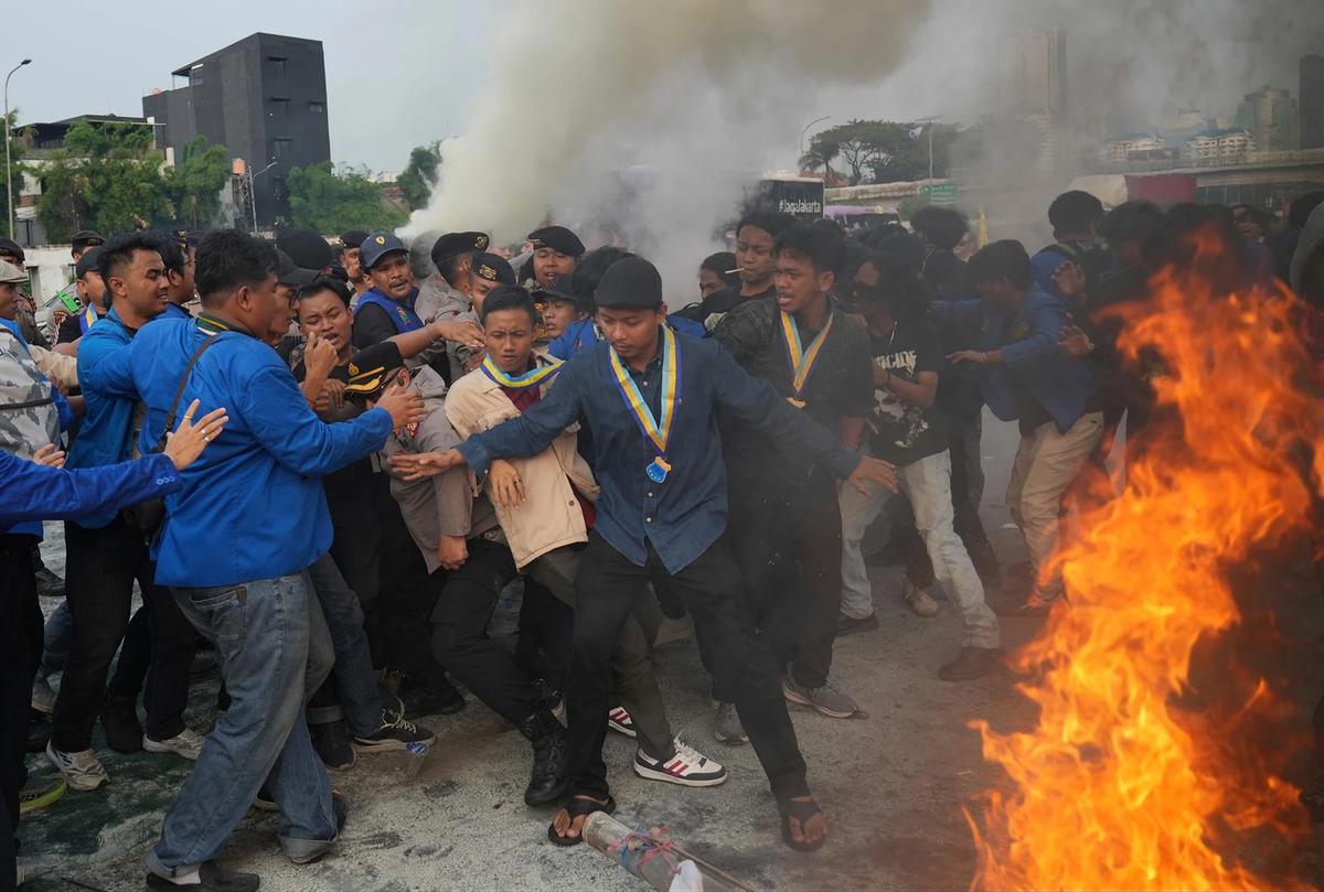 FOTO: Demo PMII di DPR Berujung Ricuh