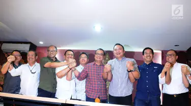 Ketum INACA Ari Askhara (ketiga kanan) bersama direktur maskapai penerbangan foto bersama usai memberi keterangan terkait penerapan tarif batas atas dan bawah pada maskapai penerbangan di Jakarta, Minggu (13/1). (Liputan6.com/Herman Zakharia)