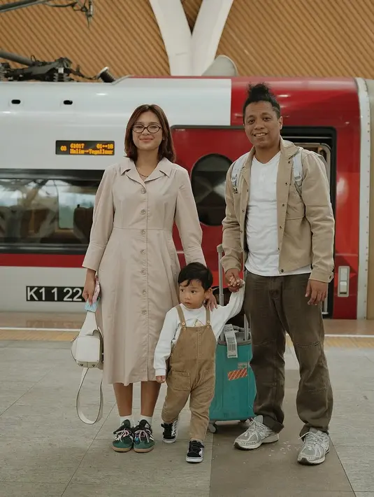 Perjalanan dengan kereta cepat Whoosh memungkinkan keluarga Indah Permatasari mencapai Bandung dalam waktu singkat, memberikan lebih banyak waktu untuk menikmati destinasi tujuan bersama keluarga. Pengalaman ini tentunya menambah daftar kenangan manis dalam perjalanan keluarga pasangan yang telah bersama selama empat tahun sejak tahun 2021 ini. (Liputan6.com/IG/@indahpermatas)