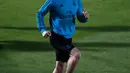 Penyerang Real Madrid, Gareth Bale melakukan pemanasan saat latihan jelang menghadapi Gremio pada final Piala Dunia Klub 2017 di Abu Dhabi, Uni Emirat Arab, (14/12). (AP Photo / Hassan Ammar)
