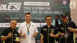 (Ki-Ka) Ketua Umum KOLEKSI Arwani Hidayat, Pembalap Waketum Mobilitas IMI Rifat Sungkar, Ketua Pelaksana HUT Emir Ferdian dan Pembina KOLEKSI Abdul Rahman Elly saat potong tumpeng pada HUT Ke-1 KOLEKSI di Jakarta (4/06/2022). Lebih dari 200 anggota KOLEKSI dari berbagai wilayah di Indonesia, 80 anggota diantaranya dari Jabodetabek dan Jawa Barat ikut andil dalam percepatan adopsi electronic vehicle (EV) di tanah air. (Liputan6.com/HO/Koleksi)