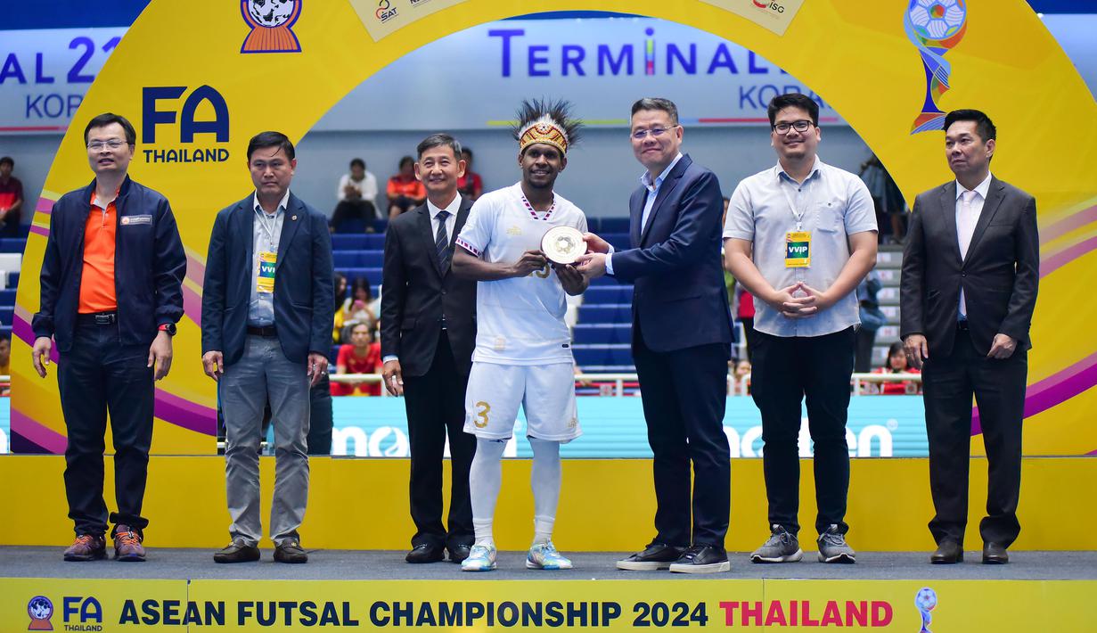 Pemain Timnas futsal Indonesia, Wendy Bryan mendapatkan penghargaan sebagai pemain terbaik (MVP) setelah laga final Piala AFF 2024 melawan Vietnam yang berlangsung di Terminal 21 Korat, Nakhon Ratchasima, Thailand, Minggu (10/11/2024) malam WIB. (Dok. Federasi Futsal Indonesia)