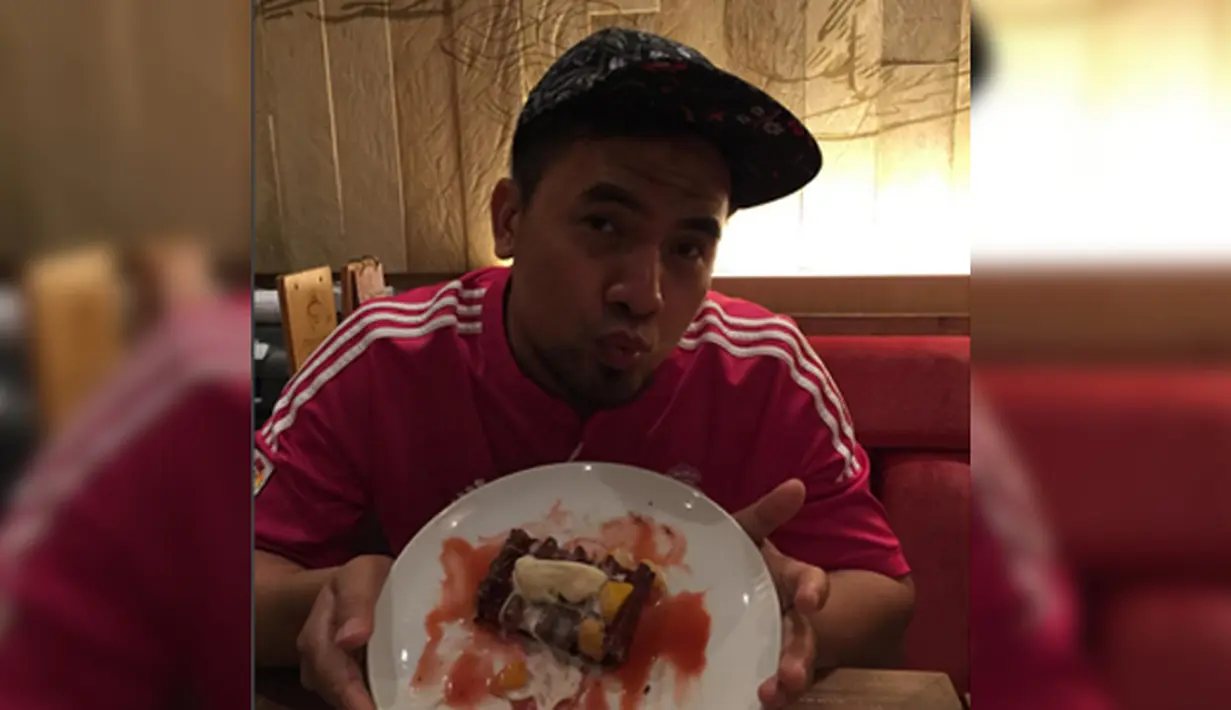 Penyanyi dangdut Saipul Jamil berselfie sambil memperlihatkan makanannya. Mantan suami Dewi Perssik ini pernah bergabung dengan grup musik dangdut G4UL. (Instagram.com/saipuljamill)