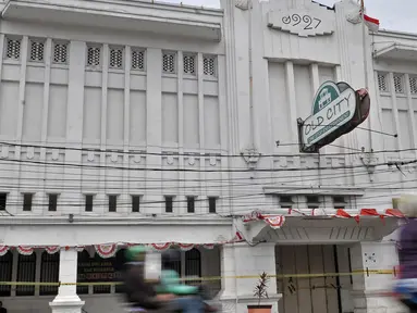 Pengendara melintas di depan Diskotek Old City yang disegel oleh Satpol PP di Jakarta, Selasa (23/10). Satpol PP DKI menutup sementara Diskotek Old City tadi malam karena adanya penemuan pemakaian narkoba di lokasi tersebut. (Merdeka.com/Iqbal S. Nugroho)