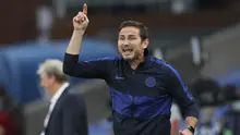 Pelatih Chelsea, Frank Lampard, memberia arahan kepada anak asuhnya saat melawan Crystal Palace pada laga Premier League di Stadion Selhurst Park, London, Selasa (7/7/2020). Chelsea menang dengan skor 3-2.  (Peter Cziborra/Pool via AP)