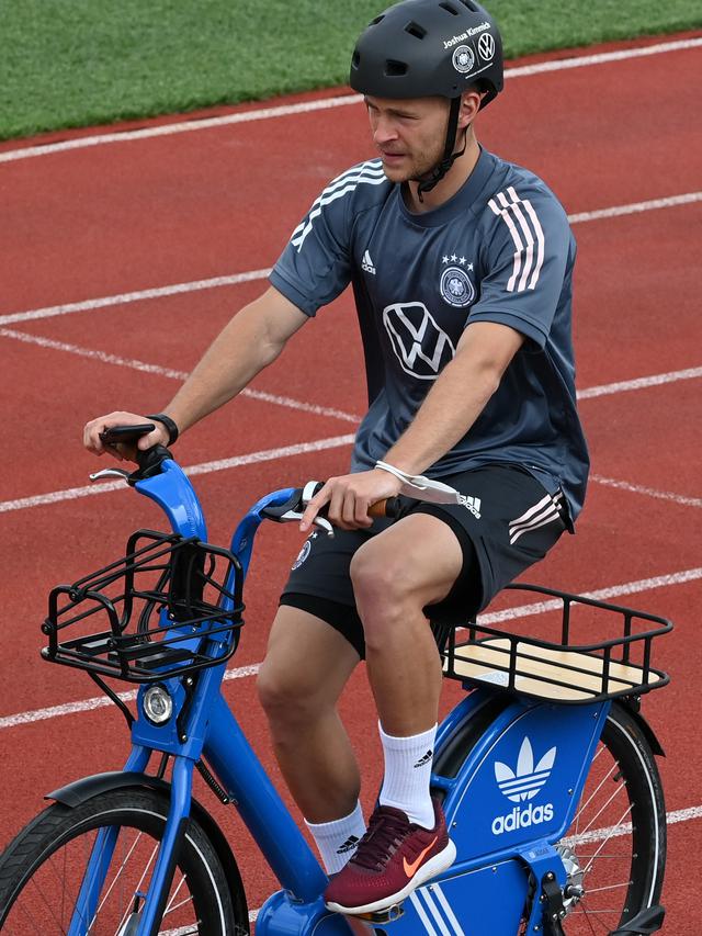 Saat Pemain Jerman Naik Sepeda Hadiri Sesi Latihan