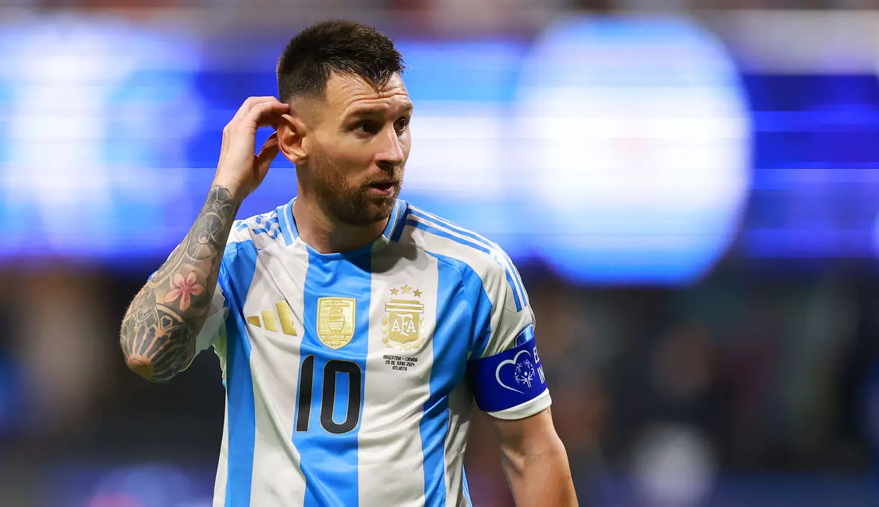 Pemain Argentina, Lionel Messi bereaksi setelah gagal mencetak gol ke gawang Kanada pada laga Grup A Copa America 2024 di Mercedes-Benz Stadium, Atlanta, Georgia, Jumat (21/06/2024). (AFP/Hector Vivas)