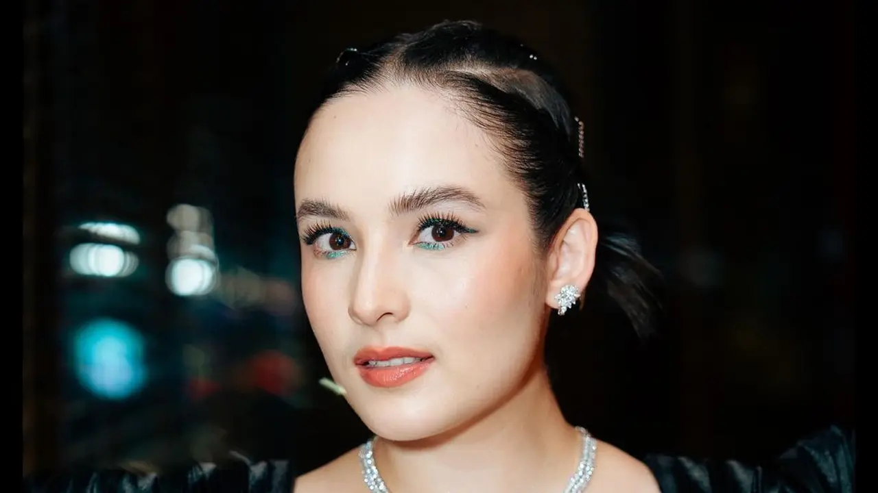 Gaya Bold dan Misterius Chelsea Islan di Premiere Serial Tira dengan Gaun Serba Hitam yang Ekspos Tato di Punggung