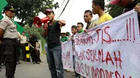 Belasan pemuda yang berunjuk rasa di depan kantor JIS, Diduga ada guru JIS yang terlibat dalam kasus pelecehan seksual.